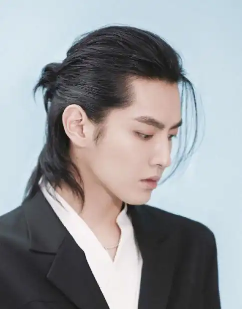 吴亦凡染绿发了!居然hold住了,感觉kris又回来了