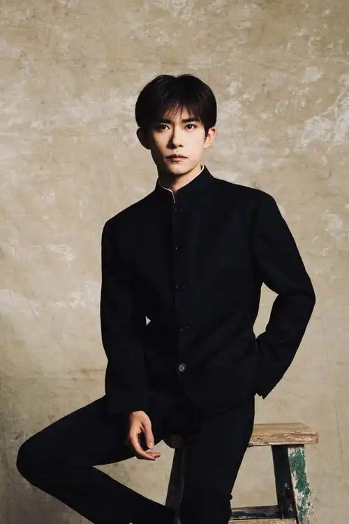 易烊千玺 中山装