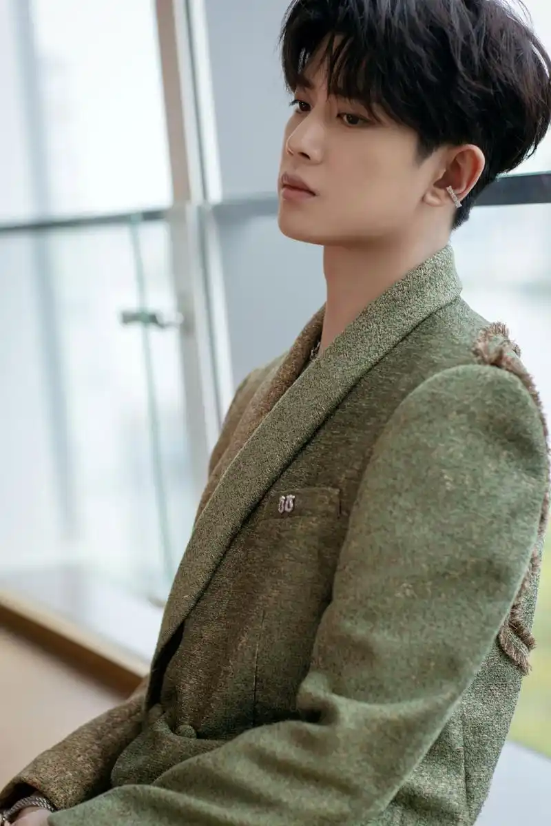 消息欢迎长意宝宝上岸任嘉伦美貌鲨人达成绿色西装造型出席优酷发布会