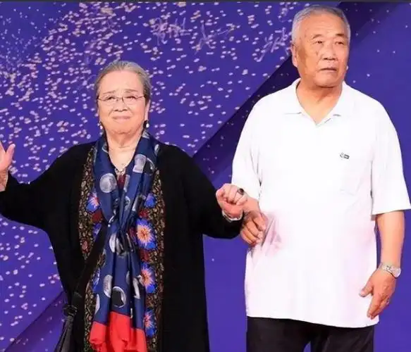 容嬷嬷李明启现身晚会彩排87岁走路带风穿200元平价鞋引热议