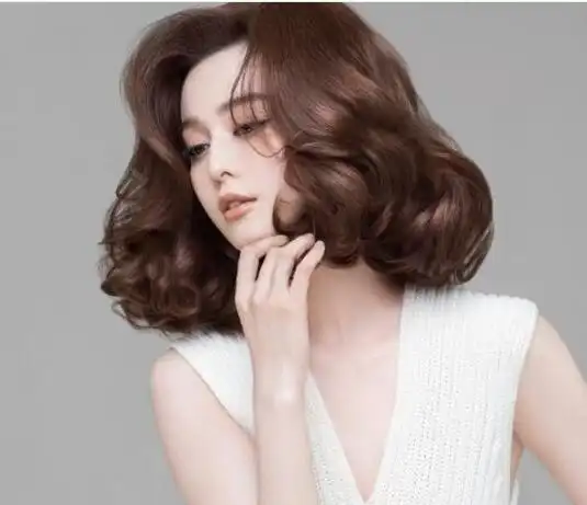 整个半烫中短发都有很靓丽的发色,整个头发也是特别的光亮的,波浪卷式