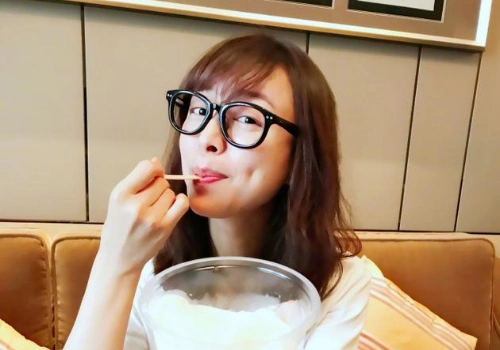 张静初吃雪糕表情俏皮可爱 戴框架眼镜甜美似高中生