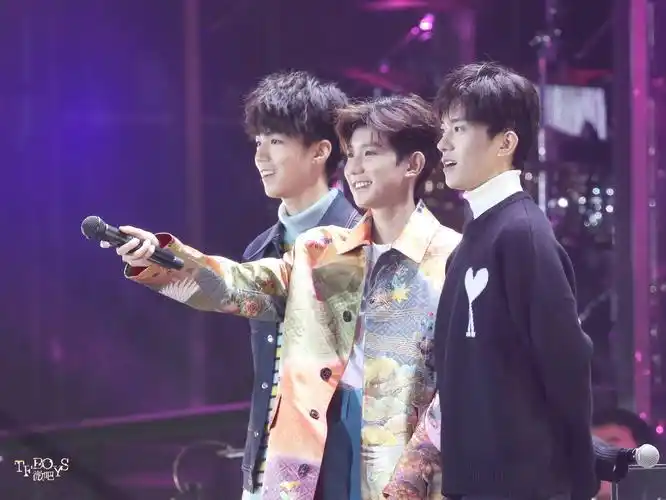 20181117 tfboys组合 年少时 你们一起踏过山川 看过云卷云舒 为长大