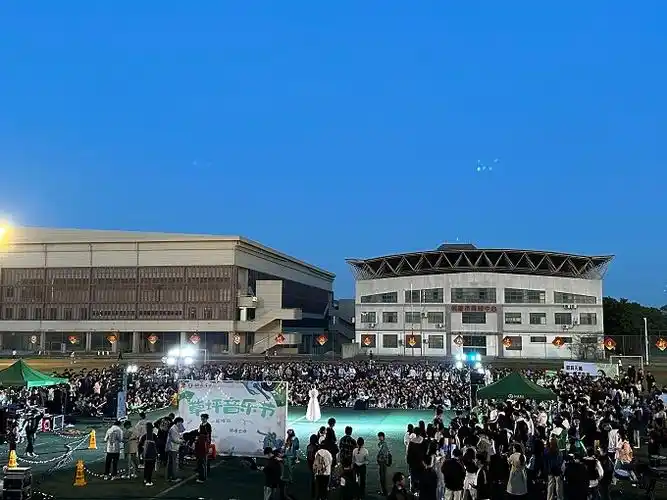 铜心筑梦炫彩青春铜陵学院举办草坪音乐节