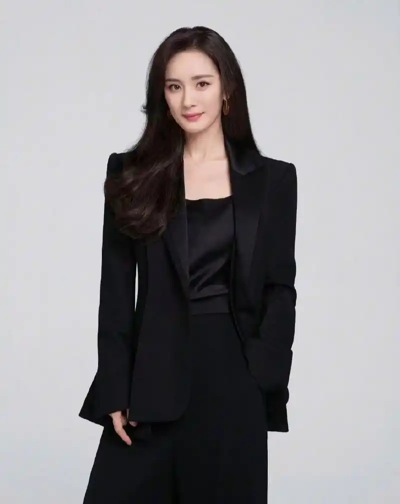 杨幂穿职业装好有气质,优雅干练,时尚精致,御姐范十足!