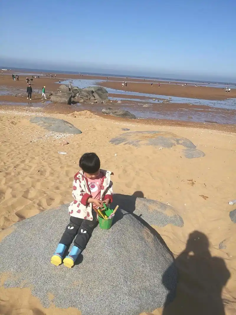 青岛#碧海蓝天#4岁靓娃#沙滩玩耍#大海呀#我的家#青岛海风 - 抖音