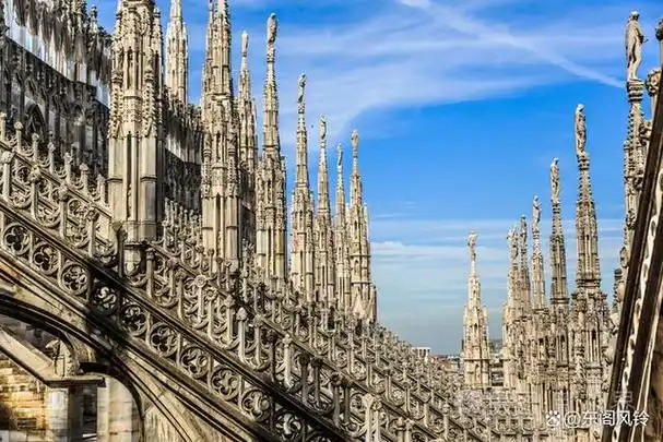 米兰大教堂—意大利哥特式建筑的圣殿 白色大理石打造的艺术品