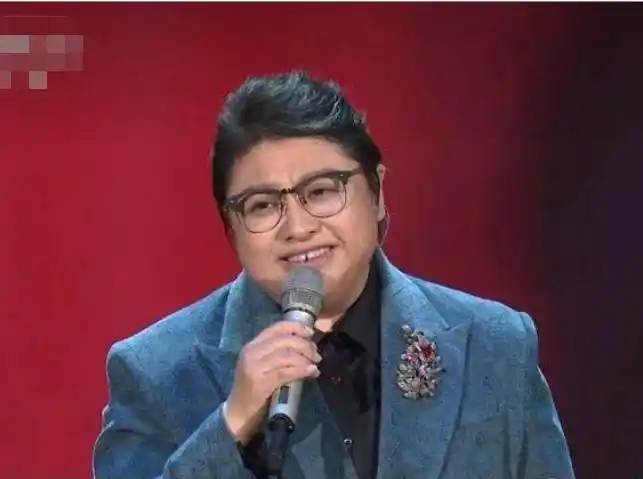 韩红现身央视春晚彩排头顶扎小辫身形瘦一圈满脸通红与人热聊