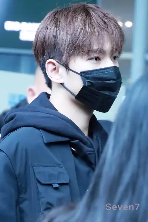 杨洋这个头发像不像一个柚子皮扣在后脑勺上?