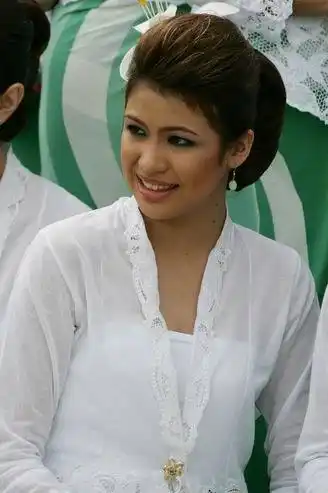 组图-黑皮肤穿白薄纱 马来西亚大美妞别具风情