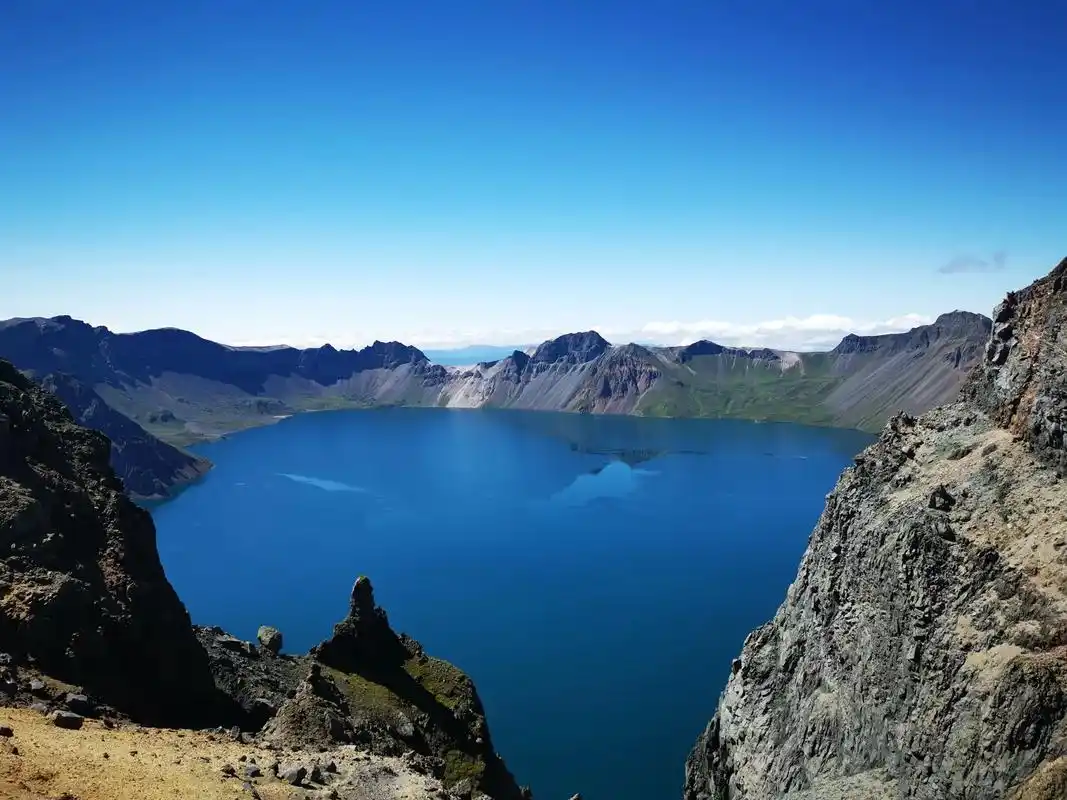 长白山天池犹如一颗蓝宝石镶嵌在海拔2980米的高 - 抖音