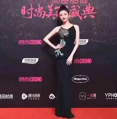 37岁杨幂和35岁景甜同框,杨幂纱裙像少女,景甜黑色吊带裙像贵妇