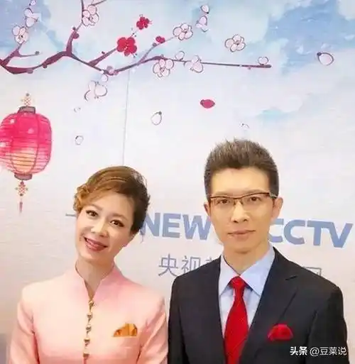 屏幕中的两人默契十足,朱广权儒雅书生的形象与李文静干练优雅的气质