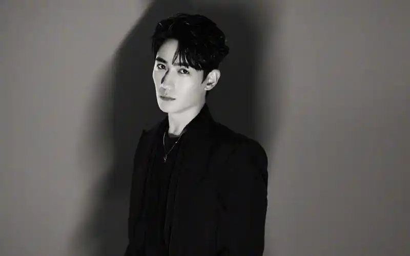 朱一龙帅气撩人写真桌面壁纸