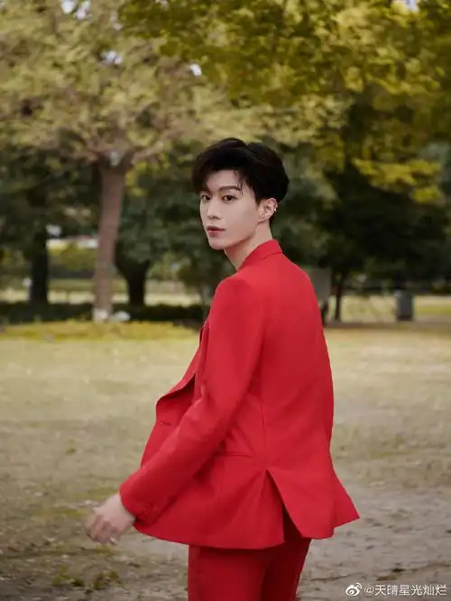 范丞丞洋红色西服套装#[心]#范丞丞梦里等. 来自天晴星光灿烂 - 微博