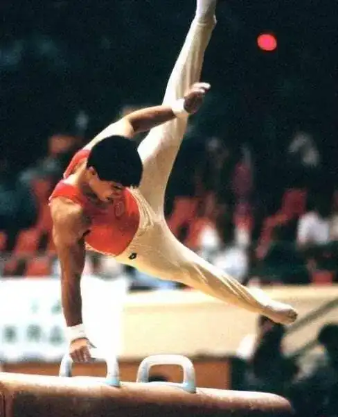 再去问年轻一代,他们甚至很多人只知道李宁是一个运动品牌而不知道