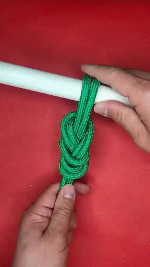 双八字结的系法,整理好之后非常的结实,很耐用