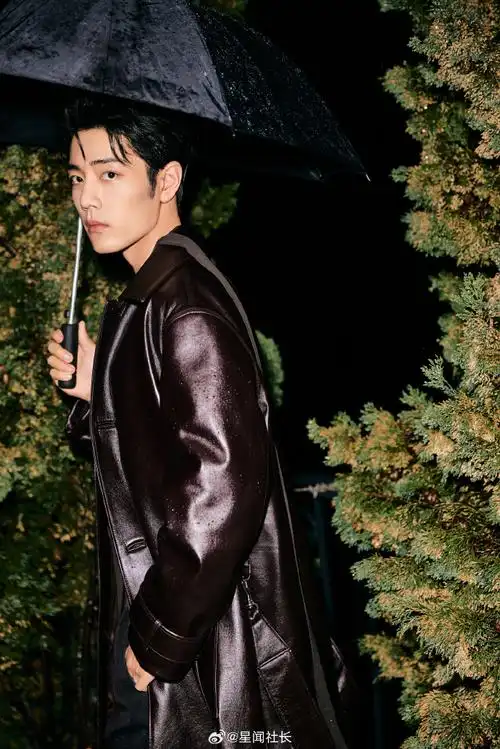 肖战第二套看秀造型