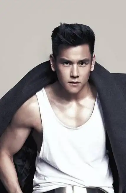 彭于晏法国遛狗!42岁的他身材很好,很高很帅,清爽阳光不油腻!