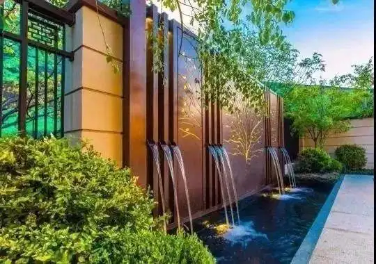 夏天到了一面水景墙给注入灵动之气