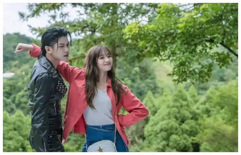 陈柏融与张予曦因戏结缘,穿搭更是高级别,这样的阿金有点帅_黑色_男性