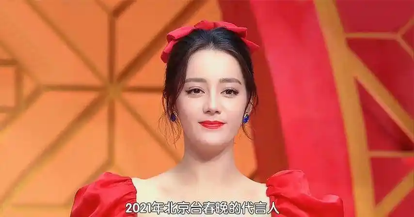 原创迪丽热巴今年舞台还是穿红裙男搭档却换了不过都是一线男明星