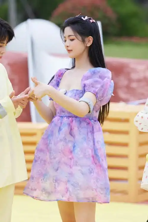 杨超越丝带编发##杨超越彩色公主裙