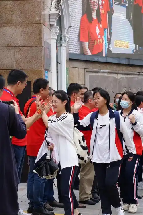 泉州实验中学妈妈身穿旗袍,祝孩子旗开得胜.家长们拍照留恋.