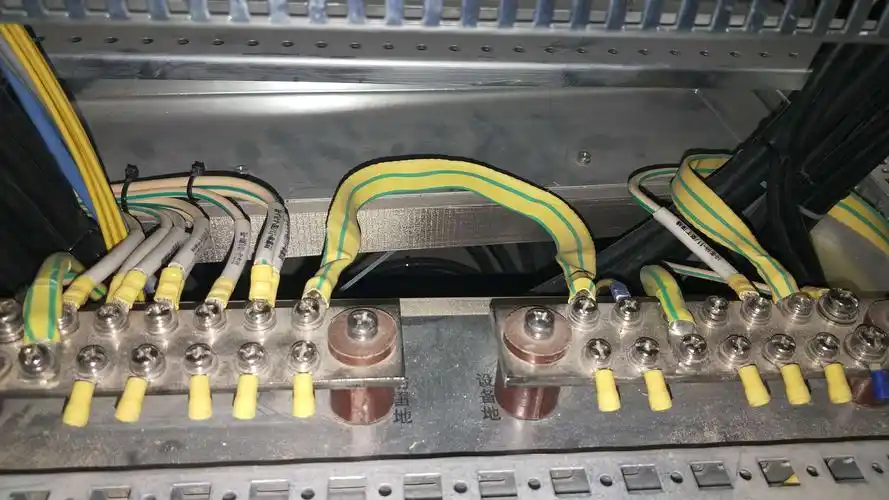 14.联锁机柜防雷和设备地线环接.