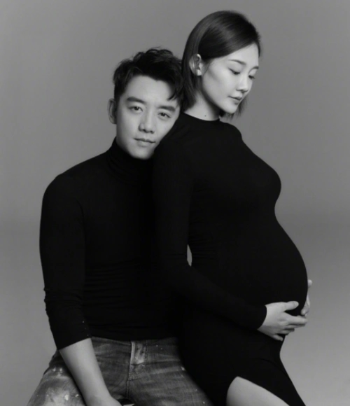 郑恺晒苗苗孕肚照为爱妻庆生 一句话暴露家庭地位_凤凰网娱乐_凤凰网