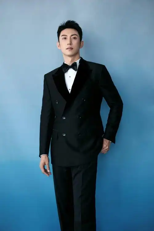 黄景瑜华表奖出发图#今日,@johnny黄景瑜华表奖出发图出炉,黑色西鞍