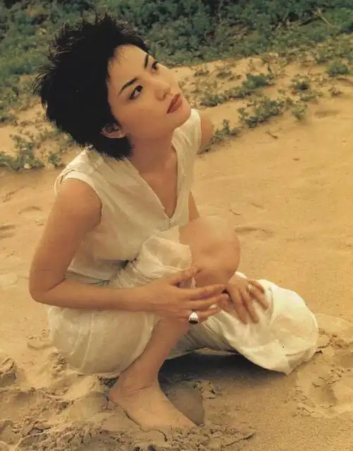 20岁王菲洒脱随性放飞自我这样的颜值应该不输张柏芝吧