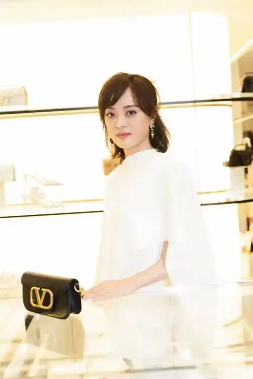 孙俪长发造型惊艳亮相,吊带裙尽显优雅气质,美回颜值巅峰