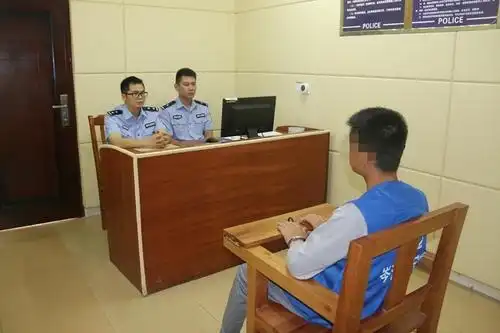 局下了还被犯人打了抓获的犯罪嫌疑人正在江阳区公安局分局接受审问