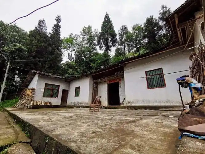 老房子   虽然房子在乡村, 但是家里和房前屋后都特别干净整洁 .