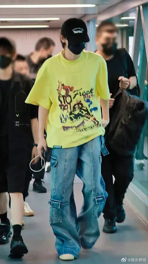 宋亚轩短袖里穿内搭