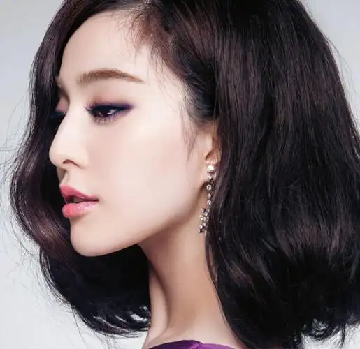 驼峰鼻提升气场,给人难相处的距离感和,减少了柔美.