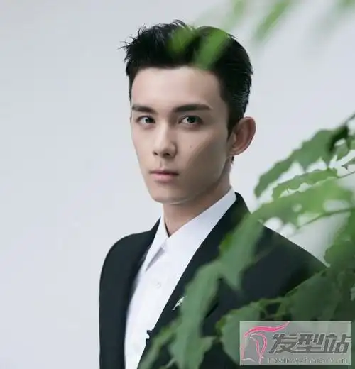 男生穿西装搭配什么发型帅气时尚短发展现男士魅力