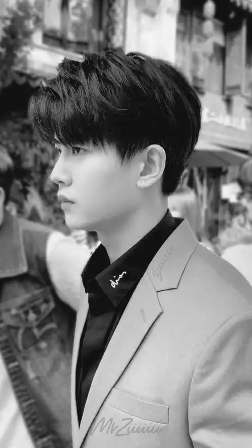 任嘉伦都市剧现代装侧颜路透分享 i川i辰能认出你们的pick吗?