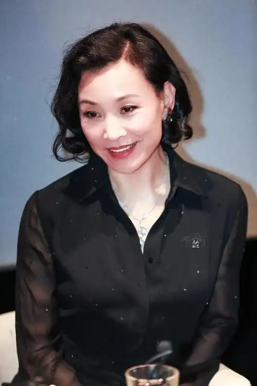 t恤也属于比较简单的服装,而且年龄大的女性也可以驾驭,像陈冲穿着