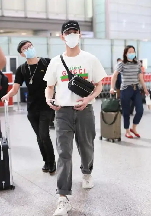 王凯长相白净细嫩真实身高有1米82穿休闲装肌肉藏不住了