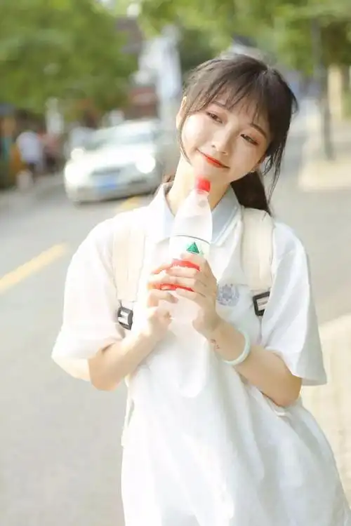 她拥有精致小巧的脸蛋,身穿宽松的校服,扎着低马尾,实在是太迷人了.