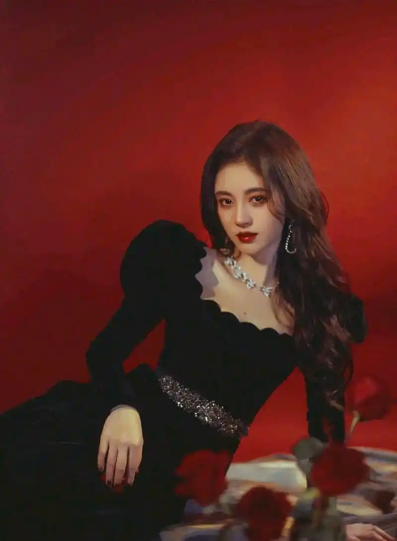 鞠婧祎玫瑰妆造引爆娱乐圈 鞠婧祎晒复古玫瑰妆造自拍,身姿婀娜优雅如