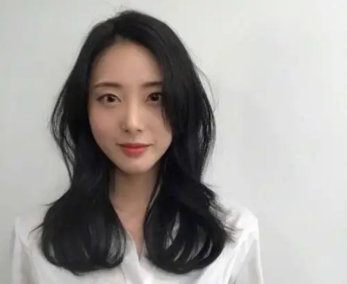 不喜染发的你中长发这样烫很时髦 20年韩国女生气质轻熟黑色卷发_发型