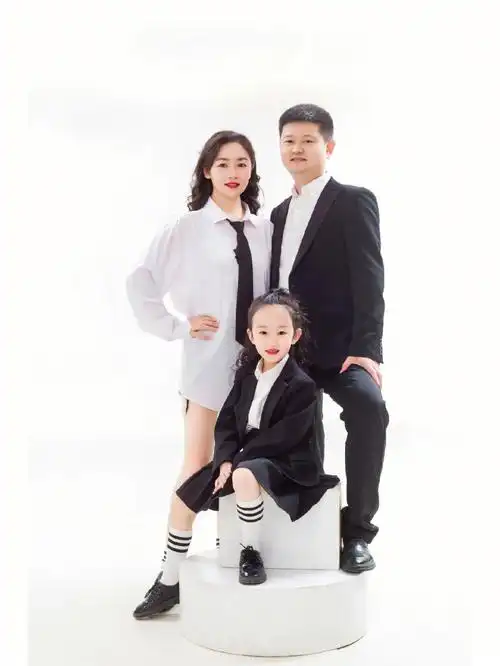 全家福一家三口的全家福把美好框进相框