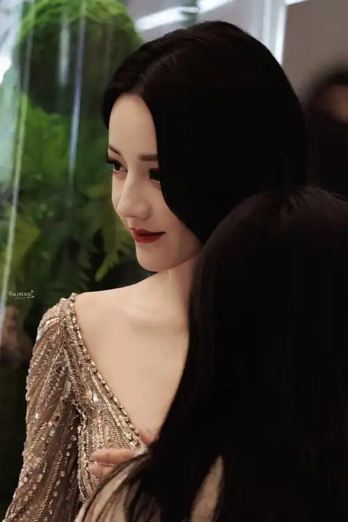 迪丽热巴超话#迪丽热巴live图#20231016 swisse"其实今天更适合见面"