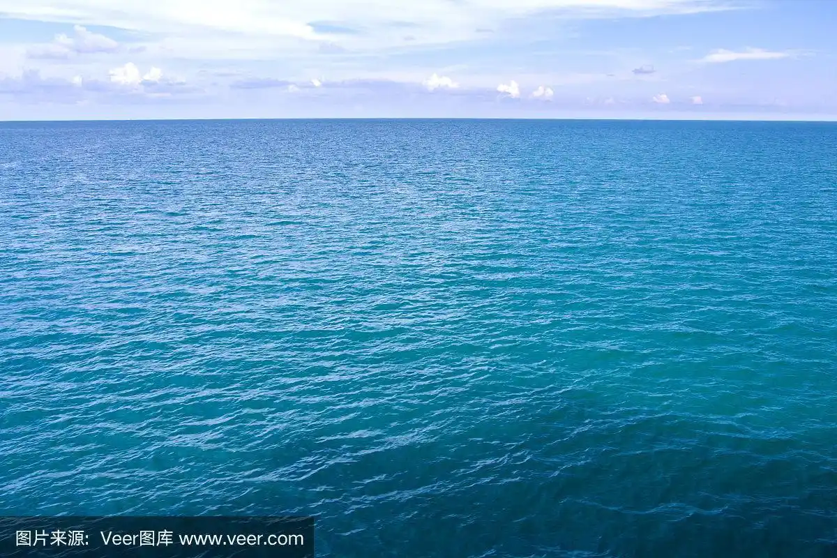海面平静的地平线,海洋和蓝天背景