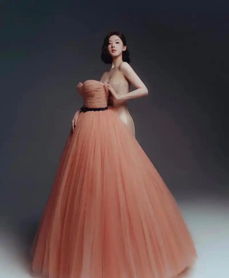 赵露思这件礼服不一般,是一件很火的错位婚纱裙.