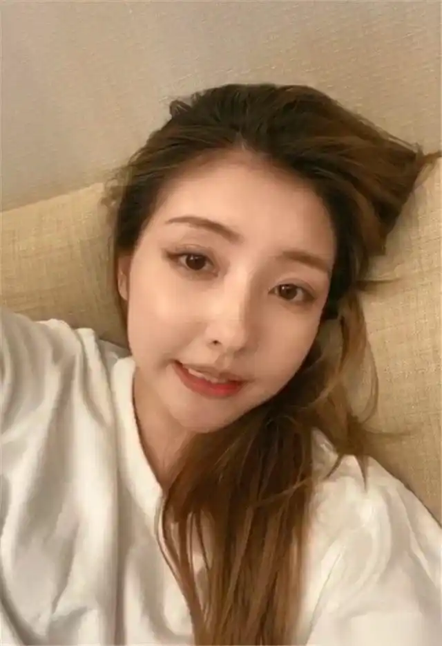 王思聪前女友豆得儿素颜直播,大谈整容经验,自曝经常打玻尿酸.