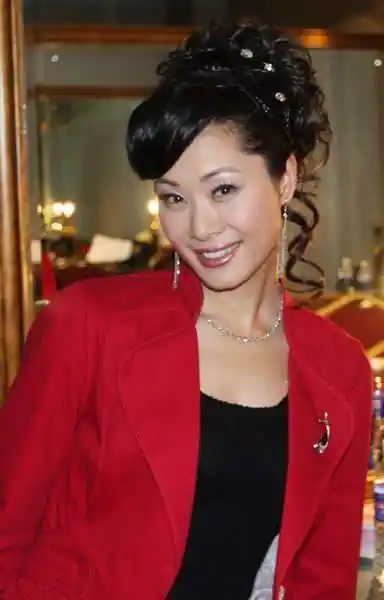 她曾4次登上春晚,跟学生传出绯闻,离婚之后嫁给丑男!